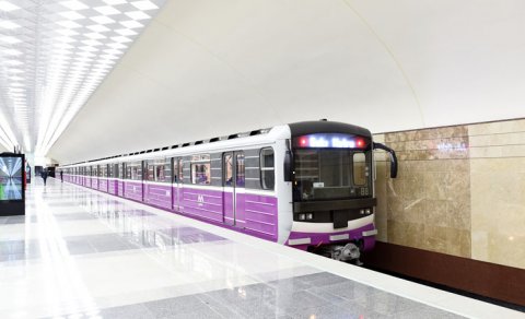 Bakı metrosunda hadisə: Qadın qatar yoluna düşdü