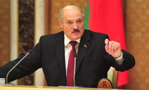 Lukaşenko jurnalistlərlə görüşdə gülünc vəziyyətə düşdü