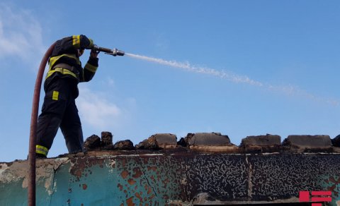 Mağaza alovlandı, satıcı yanaraq öldü