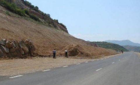 Kəlbəcərdə minik maşını aşdı, 3 nəfər xəsarət aldı