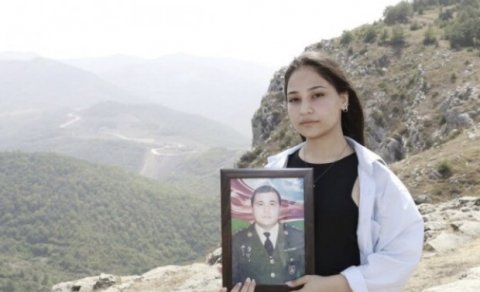 Polşada yaşayan şəhid övladı Şuşada atasının ruhunu yad edib