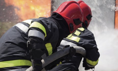 Bakıda ikimərtəbəli evdə yanğın başladı