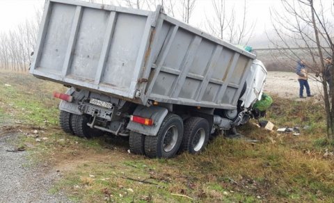 Şabranda “Shacman”la mikroavtobus toqquşdu - Çox sayda yaralı var