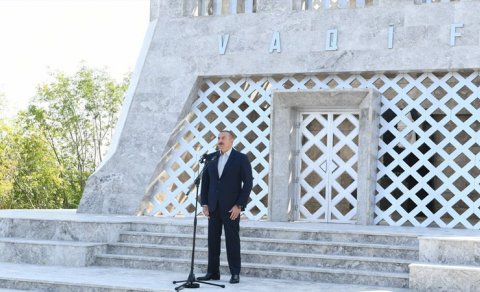 İlham Əliyev və Mehriban Əliyeva Şuşada Vaqif Poeziya Günlərinin açılışında - VİDEO