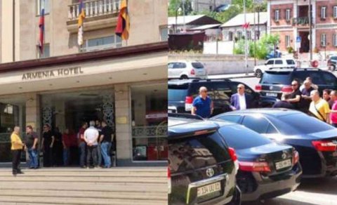 Qarabağ erməniləri İrəvandan gələn deputatları daşlayıblar