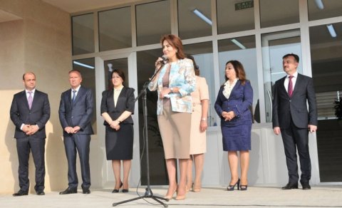 Məktəb direktorunu polis nəzarətə götürdü - FOTO