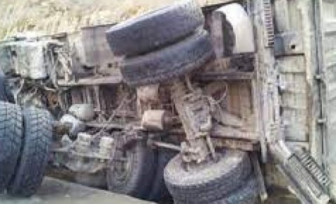 Göygöldə “KamAZ” aşıb, xəsarət alanlar var
