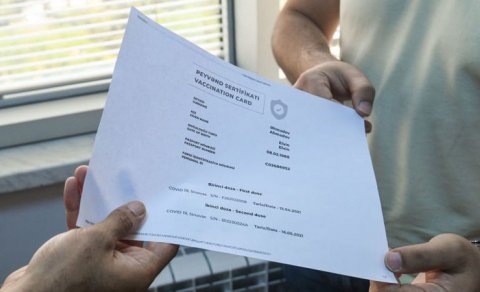 Saxta vaksin sənədi satan həkimlərə cinayət işi açıldı