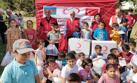 Türk Qızılay Cəmiyyəti Qarabağdakı uşaqlara məktəb ləvazimatları və geyim payladı