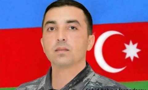 Şəhidimizin qardaşı bayrağı dəyişərkən yıxılıb ÖLDÜ