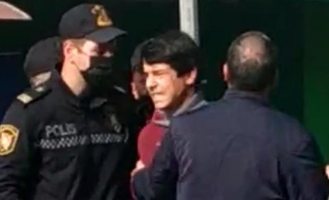 Polis malları yanan sahibkarın oğlunu saxladı, insanlar etiraz etdi (VİDEO)