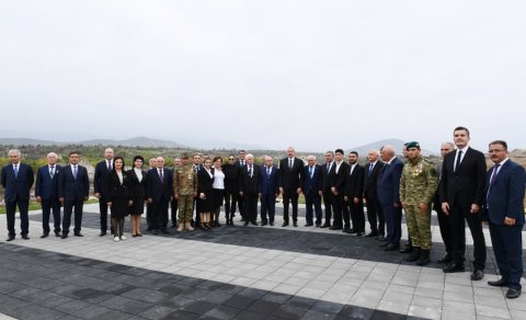 Prezident Füzuli rayon ictimaiyyətinin nümayəndələri ilə görüşdü