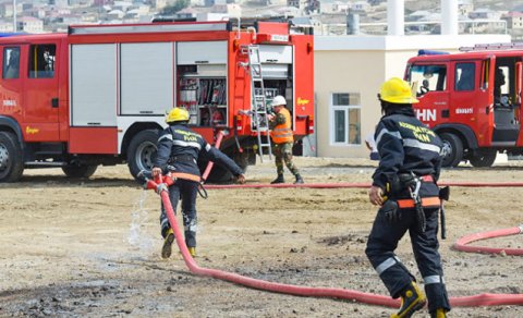 Bakıda çoxmərtəbəli yaşayış binasında yanğın - Sakinlər təxliyyə olundu