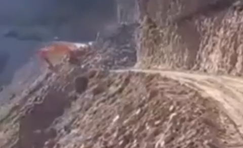 Kəlbəcərdə qaya uçqunu - Ölən var (VİDEO)