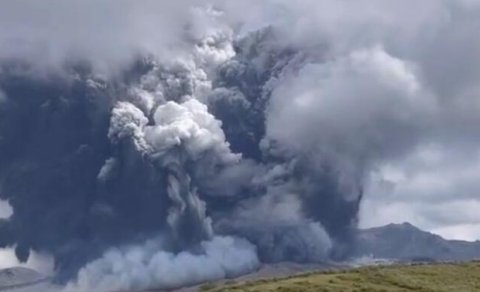 Dünyanın ən böyük vulkanı püskürdü - VİDEO