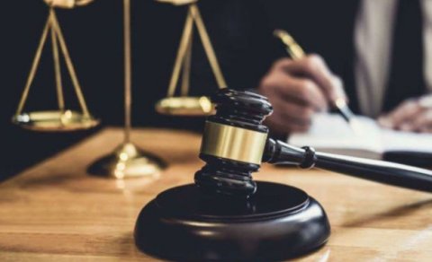 Dörd nəfərin ölümünə səbəb olan iş adamının kürəkəni məhkəmədə özünü təqsirli bilmədi
