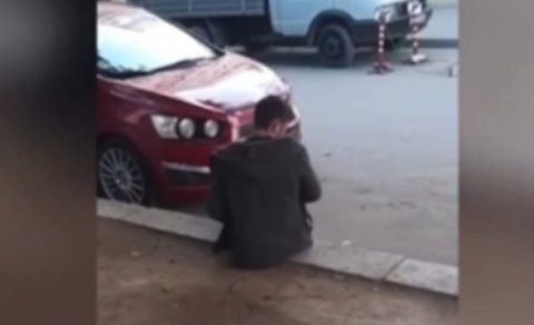 Bakıda narkotik qəbul edən gəncin görüntüləri yayıldı - VİDEO