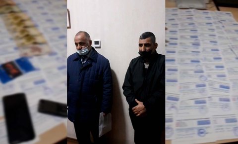 Saxta yollarla COVID-19 pasportu satan ələ keçdi: 300 vəsiqənin şəkli çıxdı - VİDEO