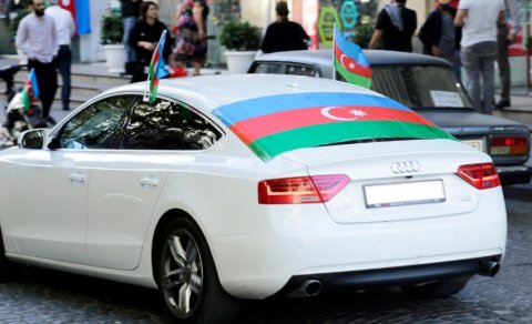 Avtomobilinin şüşəsinə bayraq vuranların nəzərinə!