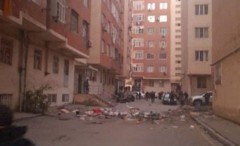 Əşyaları eyvandan atan qadın polisə çağırıldı