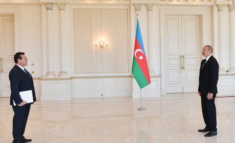 Prezident yeni səfirlərin etimadnaməsini qəbul etdi (FOTOLAR)