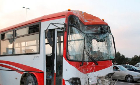 Bakıda avtobus polis idarəsinin hasarına çırpıldı