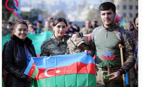 Müharibədə tanış olmuşdular, Zəfər Gününə övladları ilə gəldilər (FOTOLAR)