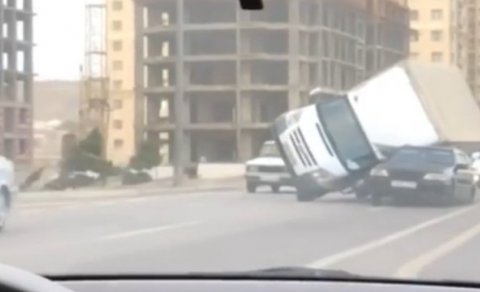 Bakıda güclü külək yük maşınını “Mercedes”in üstünə aşırdı - VİDEO