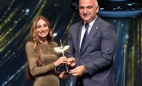 Arzu Əliyeva Türkiyədə mükafatlandırıldı - VİDEO