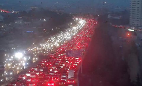 Bakı-Sumqayıt yolunda TIR aşdı: Avtomobillərin hərəkəti iflic oldu