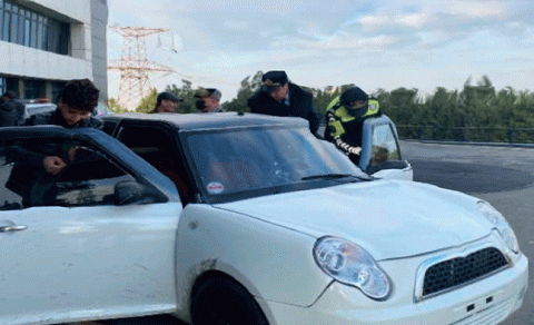 Polis nömrəsiz “Naz lifan”ın “plyonka”sını sökdü - FOTOLAR