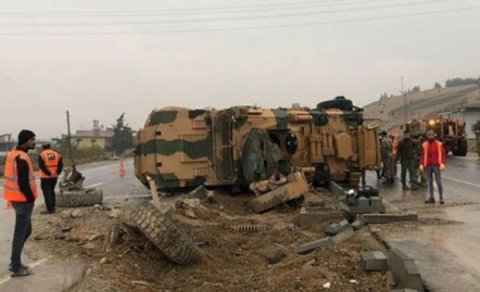 Türkiyədə hərbi maşın aşdı: 3 hərbçi yaralandı