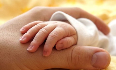 Bakıda yeni doğulmuş körpəni binanın girişinə atdılar