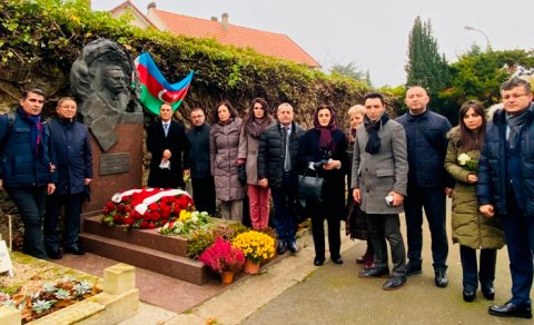 Azərbaycan nümayəndə heyəti Əlimərdan bəy Topçubaşov və Ceyhun Hacıbəylinin məzarını ziyarət etdilər (FOTOLAR)