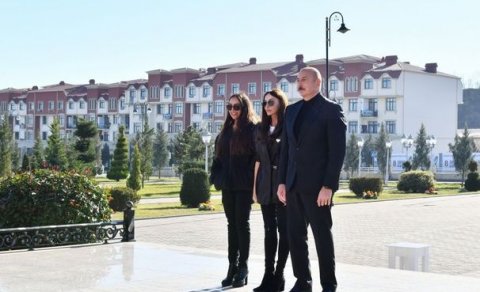 İlham Əliyev və Mehriban Əliyeva Qubada Heydər Əliyevin abidəsini ziyarət ediblər