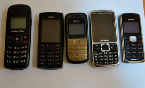 Bakıda ata həbsdə olan oğluna beş ədəd telefon vermək istəyərkən tutuldu
