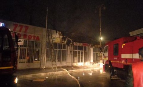 Bərdə rayonunda 3 ticarət obyekti yanır - FOTO