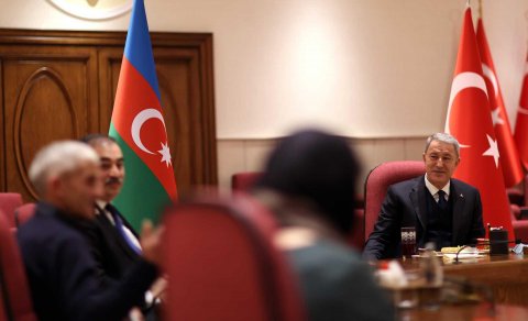 Hulusi Akar Vətən müharibəsi şəhidi Valeh Məmiyevin ailə üzvləri ilə görüşdü (FOTOLAR)
