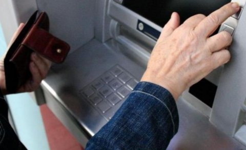 Bakıda bankomatdan pul çıxarmaq istəyən qadına hücum etdilər