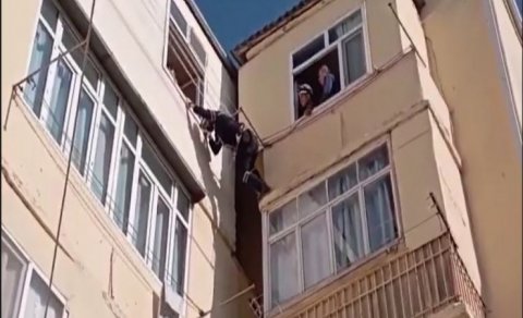 Beşinci mərtəbədə köməksiz qalan uşaq belə xilas edildi - ANBAAN VİDEO