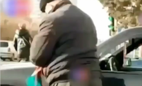 Bayraqla maşınını silən taksi sürücüsü saxlanıldı - VİDEO (YENİLƏNİB)