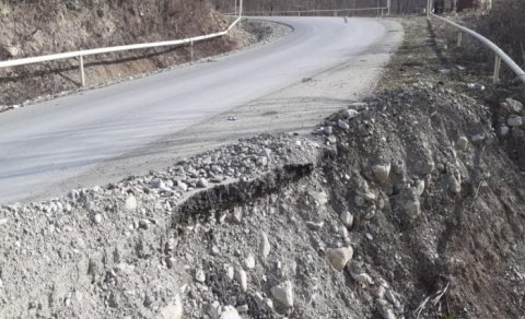 Şamaxıda torpaq sürüşməsi - Yeni çəkilən yol dağıldı