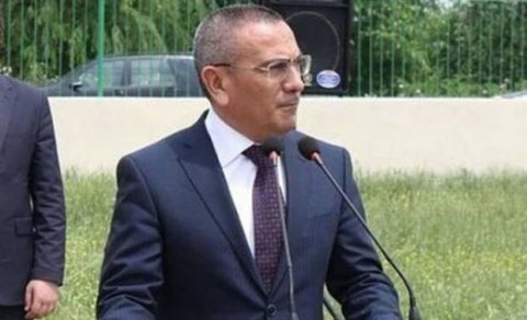 Həbsdəki icra başçısı namaza başladı