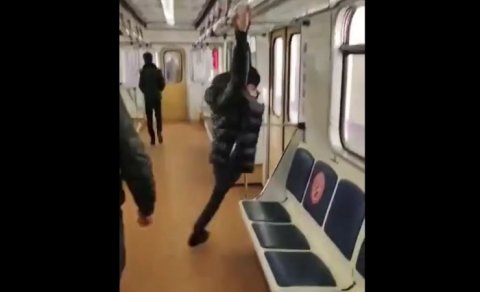 Gənclər metroda bu oyunlardan çıxdı, polis işə qarışdı - VİDEO