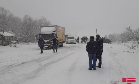 10-a yaxın avtomobil qəzaya düşdü - Xəsarət alanlar var - FOTOLAR