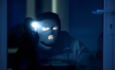 Bakıda evə silahlı basqın