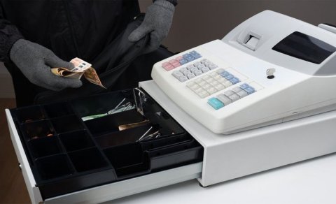 Bakıda kassir mağazadan 55 min manat pul oğurladı