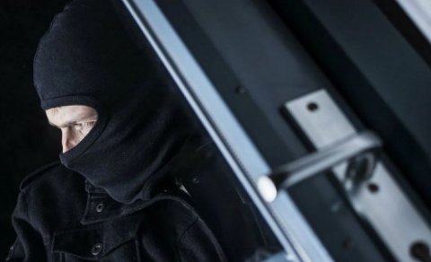 Maskalı şəxslər marketdən külli miqdarda pul OĞURLADI