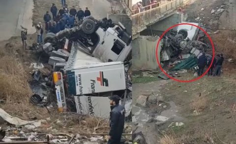 Azərbaycanda dəhşətli qəza: TIR körpüdən yuvarlandı (VİDEO)