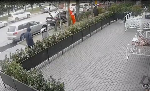 Bakıda Türkiyə bayrağının ipini kəsdi - Polis araşdırma aparır+Video